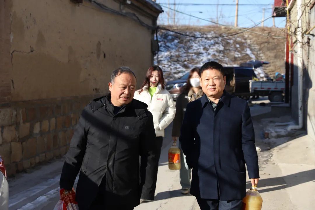 寒冬送暖 情暖人心 | z6com尊龙集团走访慰问贫困家庭